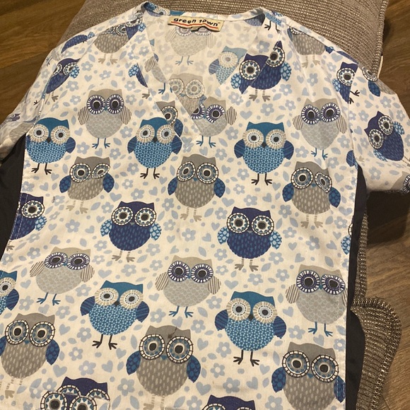 Green town scrub top - Picture 1 of 1